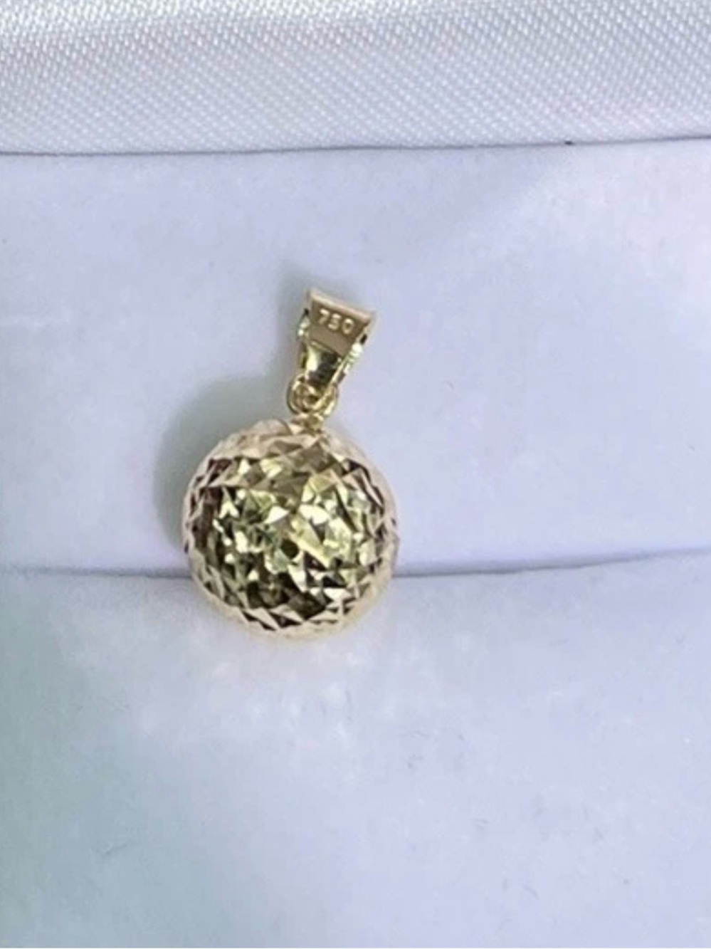 18k Pure Yellow Gold 8mm Ball 3D Hollow Charm/ Pendant. 0.60 Grams